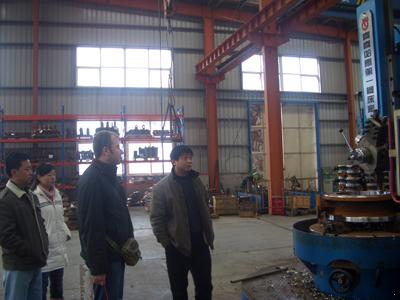 俄罗斯客户考察我厂闸阀、蝶阀生产车间(图1)