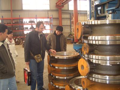 俄罗斯客户考察我厂闸阀、蝶阀生产车间(图2)