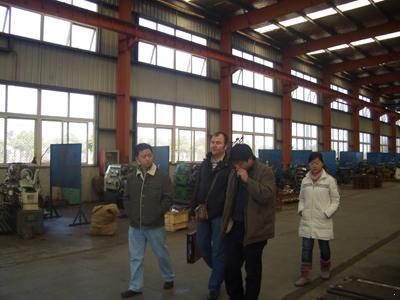 俄罗斯客户考察我厂闸阀、蝶阀生产车间(图3)