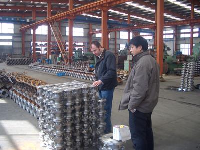 俄罗斯客户考察我厂闸阀、蝶阀生产车间(图4)
