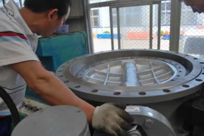 上海机电产品质检测试员正在对沪工产品进行检测