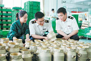 宁海检验检疫局工作人员在企业生产现场