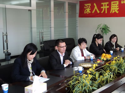 上海沪工阀门厂董事长杨猛向司法局
工商联领导汇报企业当前情况