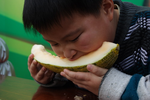 2011 年华亭镇新春闹元宵活动-吃哈密瓜比赛（图五）