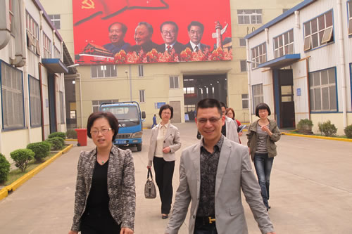 中共嘉定区委统战部副部长、中共嘉定区工商联党组书记陈蕴珠女士在我厂董事长杨猛陪同下视察沪工工作
