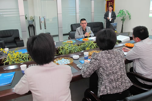 我厂董事长杨猛先生向陈部长一行汇报沪工工作