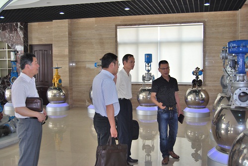 中共嘉定区委统战部副部长、区统战部机关党总支书记甘永康同志在上海沪工阀门厂视察工作（图 1）