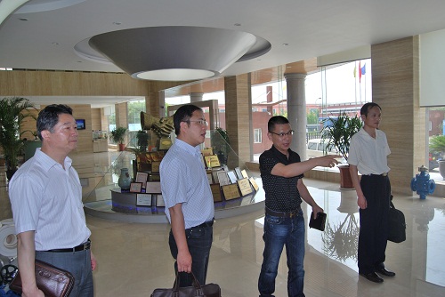 中共嘉定区委统战部副部长、区统战部机关党总支书记甘永康同志在上海沪工阀门厂视察工作（图 3）