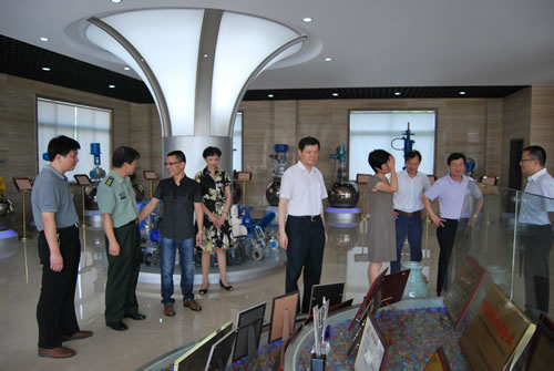 嘉定区领导在沪工董事长杨猛陪同下参观沪工产品展示厅