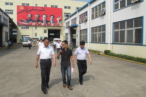 嘉定区委副书记曹一丁在沪工董事长杨猛陪同下视察沪工厂区