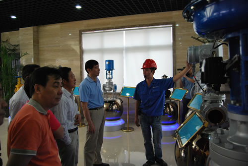 华亭镇人大代表主席沈阳同志在上海沪工阀门厂产品展厅参观