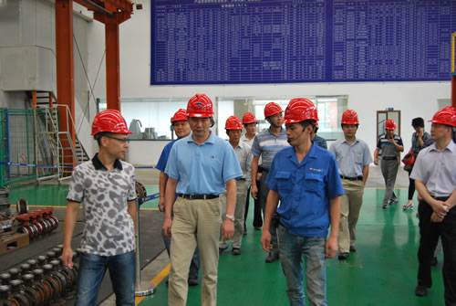 在沪工阀门董事长杨猛陪同下华亭镇人大代表主席沈阳同志视察上海沪工阀门厂组装车间