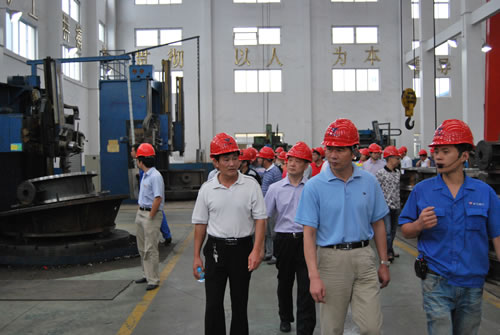 在沪工阀门生产部部长杨张仁陪同下华亭镇人大代表主席沈阳同志视察上海沪工阀门厂金加工车间