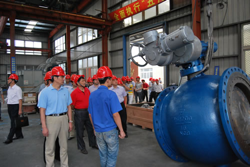 在沪工阀门生产部部长杨张仁陪同下华亭镇人大代表主席沈阳同志视察上海沪工阀门厂喷漆车间