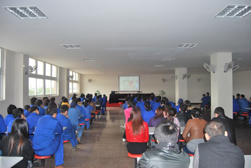 上海沪工阀门厂职工观看消防安全短片