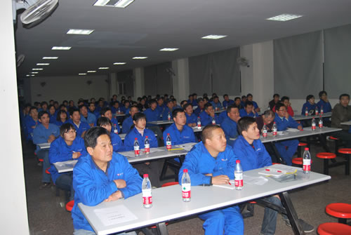 沪工阀门培训学员在认真听课