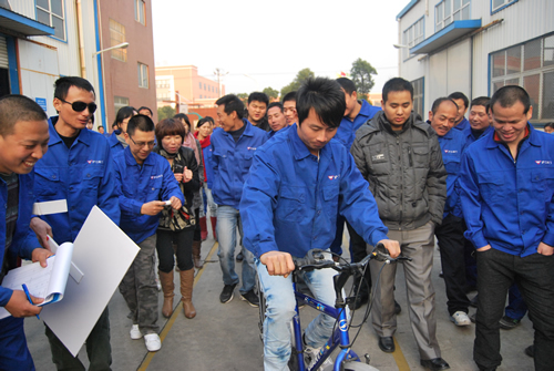 上海沪工阀门厂第二届职工运动会自行车慢骑比赛（图7）