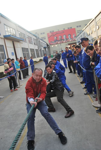 上海沪工阀门厂第二届职工运动会男子拔河比赛（图18）