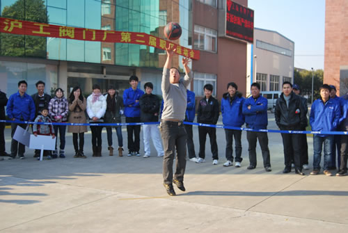 上海沪工阀门厂第二届职工运动会男子定点投篮比赛（图15）