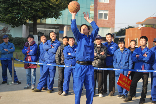 上海沪工阀门厂第二届职工运动会男子定点投篮比赛（图16）
