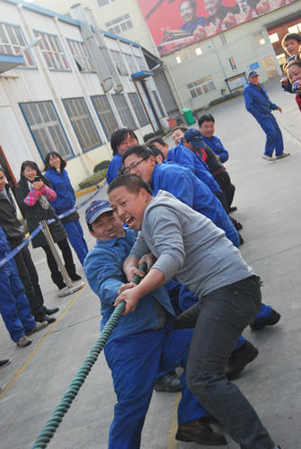 上海沪工阀门厂第二届职工运动会男子拔河比赛（图17）