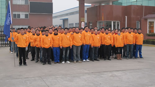 十大滚球app官网参加长跑活动员工出发前合影