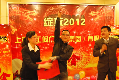 董事长杨猛抽出年会特等奖