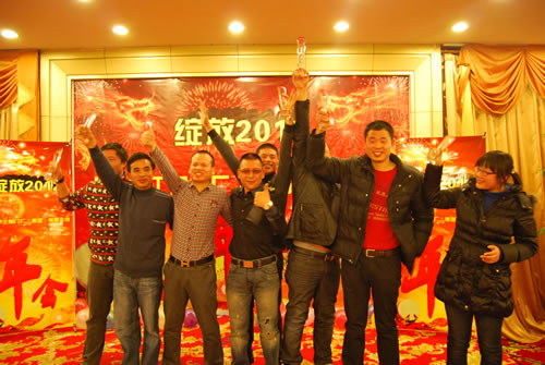 董事长杨猛与公司第二界运动会团体奖代表合影