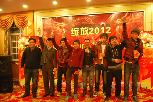 董事长杨猛与公司第二界运动会个人奖获得者合影