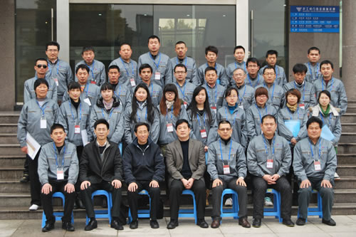 十大滚球app官网2012年职代会代表在行政楼前合影