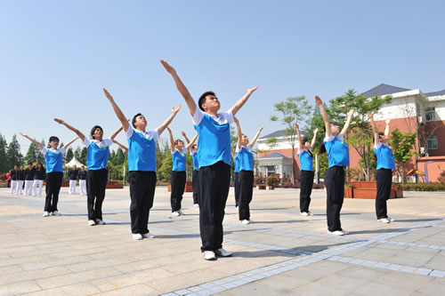十大滚球app官网青年员工-华亭镇2012年体育健身“月月赛”第九套广播体操选拔赛比赛现场图片