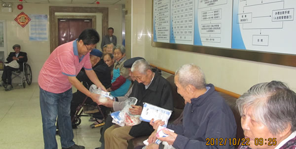 十大滚球app官网工会主席林银华同志为华亭敬老院的老人们发放节日礼品