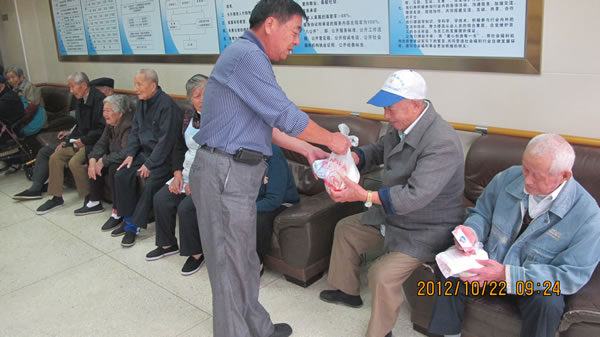 十大滚球app官网党支部成员褚德祥同志为华亭敬老院的老人们发放节日礼品