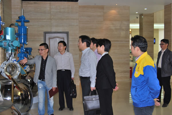 嘉定区区委、组织部副部长沙建秋等领导同志参观沪工一楼产品展示厅