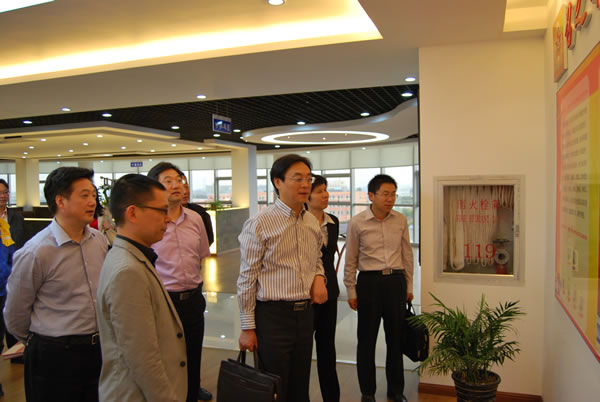 沙部长参观公司民兵应急分队办公区