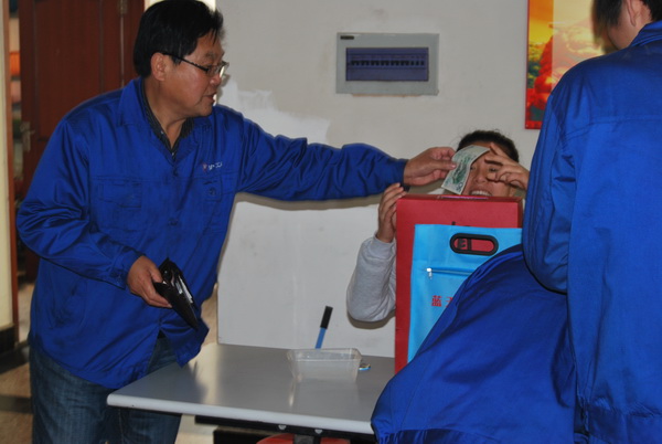 沪工内部捐款，公司工会主席林银华带头捐款”募捐活动4