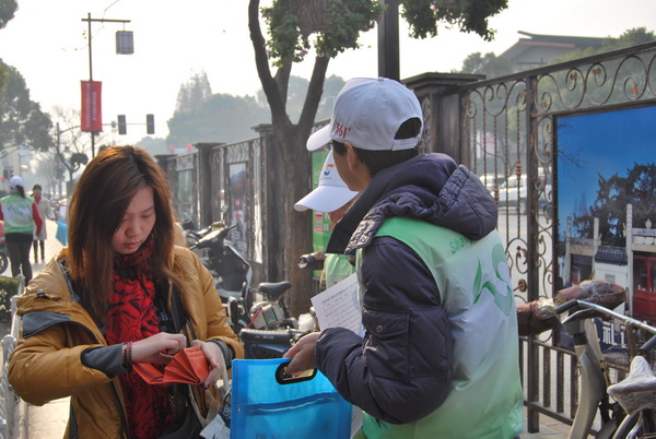 沪工志愿者在嘉定区博乐路开展“好心人帮好心人”募捐活动2