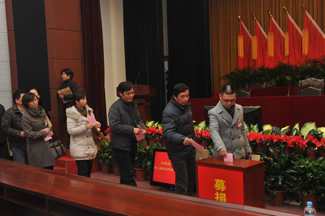 杨猛为蓝天下至爱活动捐款