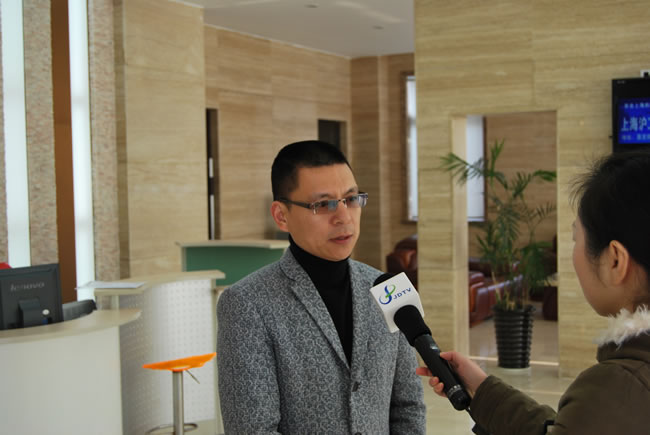 杨猛接受嘉定区电视台记者采访