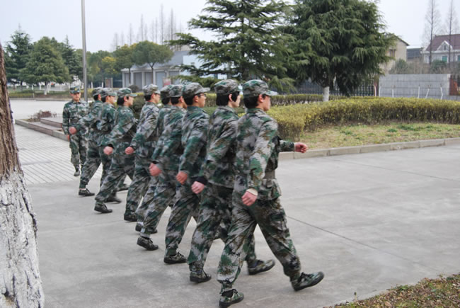 沪工军训图（2）