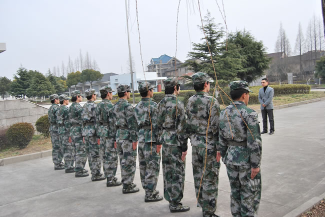 沪工党支部书记杨猛向军训员工训话