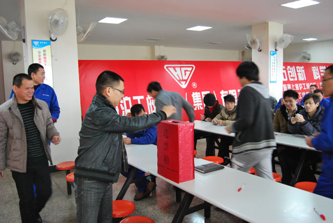 进行无记名投票