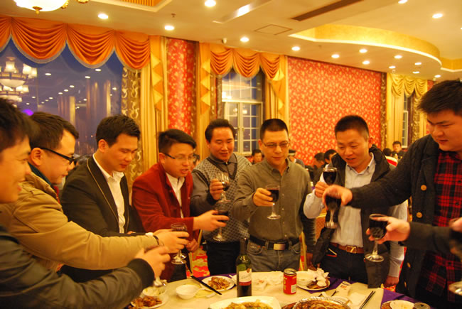 杨猛向公司员工敬酒(2)
