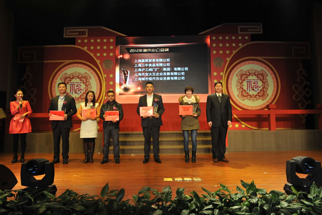 杨猛接受华亭镇党委副书记郑红兵颁发的热心公益奖