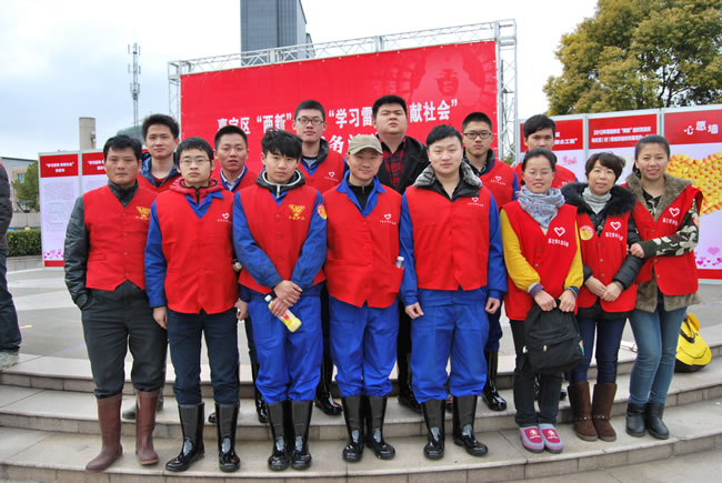 公司志愿者在会场合影