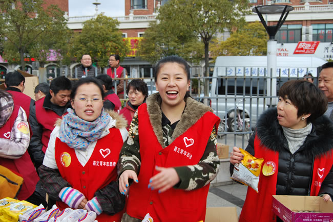 公司志愿者在进行慈善义卖活动
