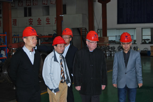 欧洲阀门协会主席皮埃尔先生参观沪工阀门集团生产车间