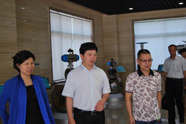 嘉定区组织部副部长陈杰在沪工阀门视察工作(图1)