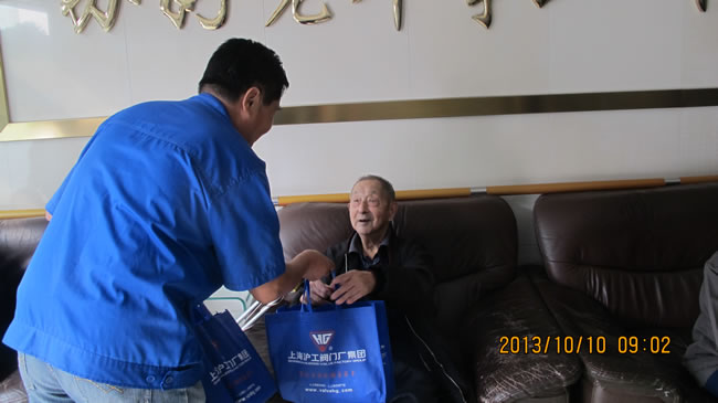 沪工阀门集团工会主席林银华给老人发送慰问品