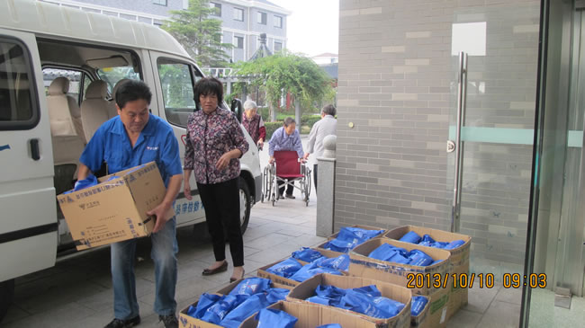 慰问礼品在敬老院卸车
